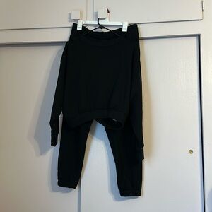 Universal Thread Black Leisure Studio Jogger & Sweatshirt Set